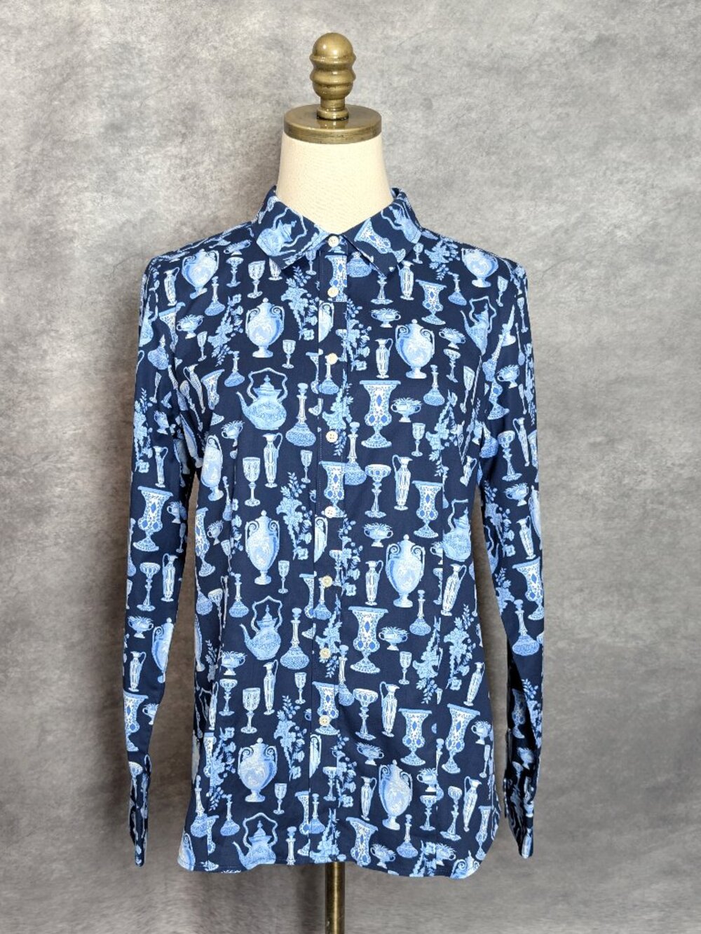 Talbots Antique Vases Non-Iron Perfect Shirt 8 Blue White Porcelain Aesthetic